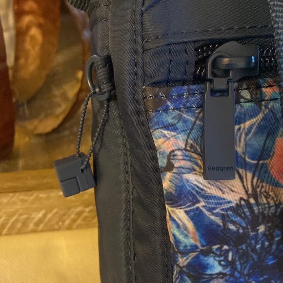 Hedgren RFID protected multicolor nylon crossbody with adjustable strap - Picture 4 of 12